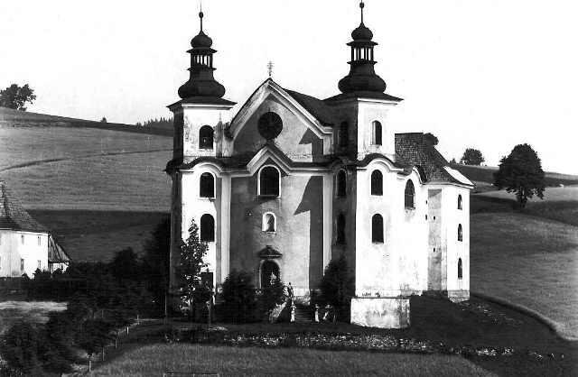 Pohled na kostel Nanebevzetí Panny Marie na historické fotografii pořízené před válkou