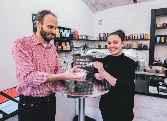 Losování výherce knihy Historická a současná architektura v interiéru Café Nezisk