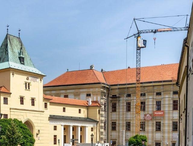Nezbytným pomocníkem při realizaci obnovy střech památky UNESCO byl jeřáb.