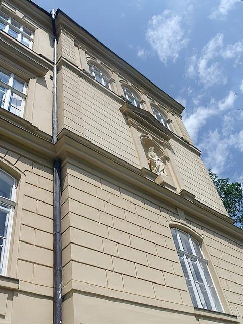 Ve svém původním detailu, barevnosti a řemeslném provedení mají pro celkové působení stavby a uchování jejího neporušeného průčelí zásadní význam. 