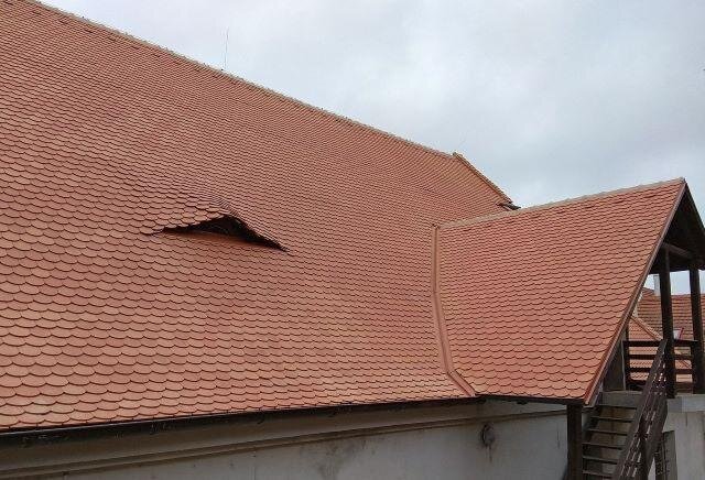 Pohled na zadní část střechy synagogy