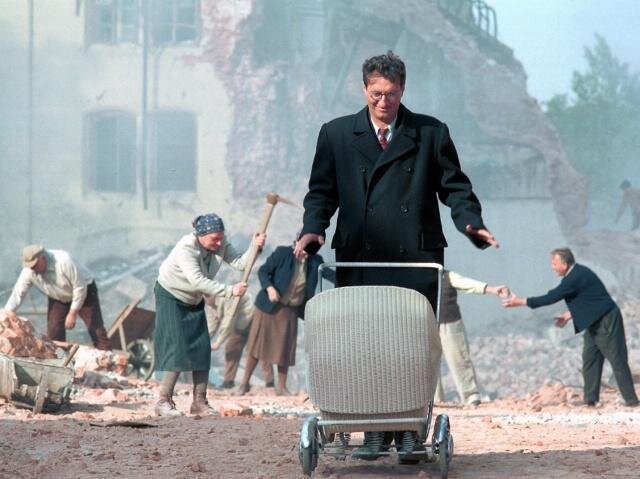 Záběr z filmu Musíme si pomáhat