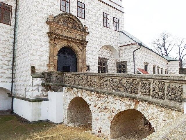 V loňském roce prošel rekonstrukcí přístupový můstek do zámku.
