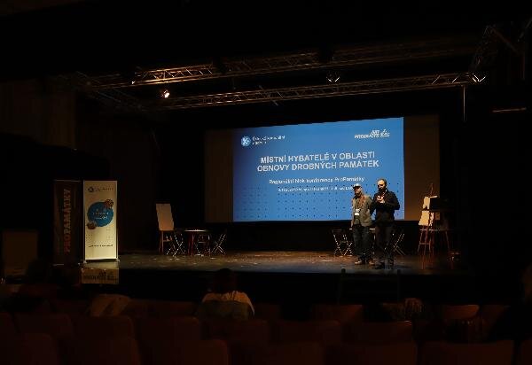 Zahájení úterního programu (Petr Veselý z Ústecké komunitní nadace a Aleš Kozák za pořadatele konference)