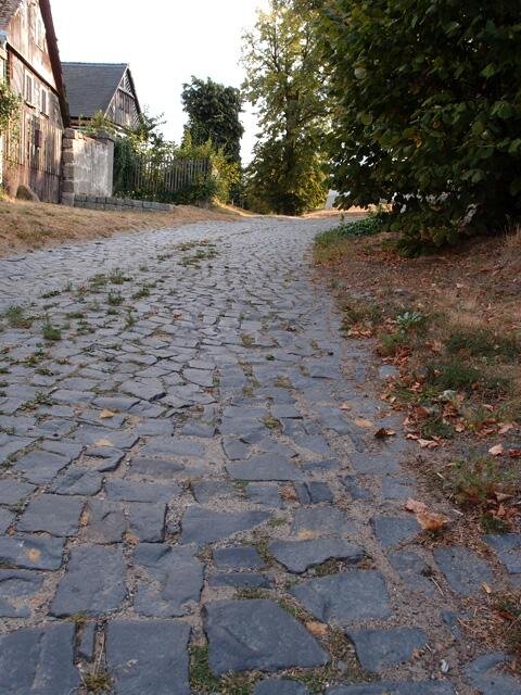 Cesta z lámaných kamenů zasazených do pískovcového lože tvoří hlavní osu obce Bořejov a vede od křižovatky silnice na Blatce směrem na malou náves.