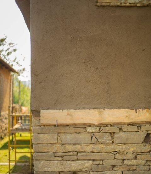 Detail již omítnuté části stodoly