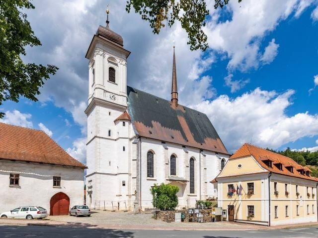 Kostel Povýšení svatého kříže je výraznou dominantou obce Doubravník.