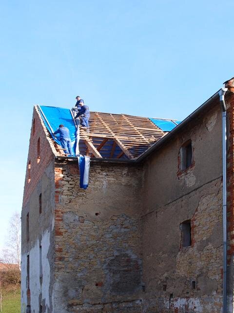 V současnosti se pracuje na střešní konstrukci, poškozených komínech, štítech a římsách.
