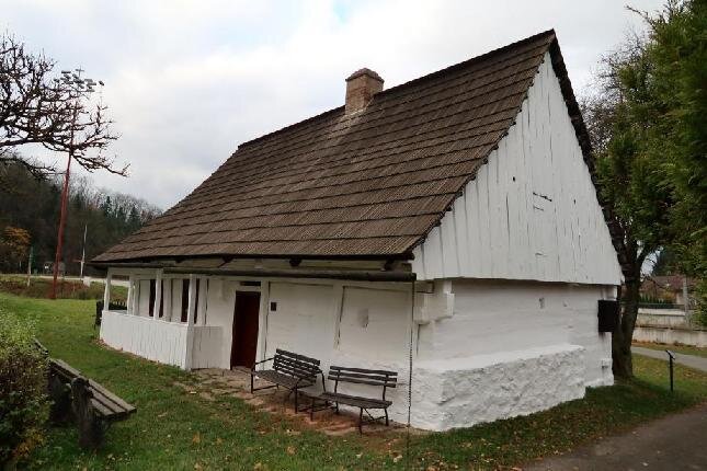 Vedle domku Prokopa Diviše v Žamberku stojí maketa bleskosvodu. 