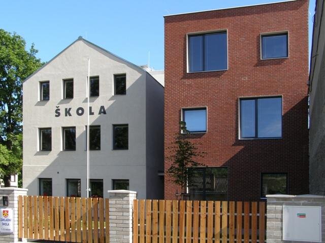 Pro přístavbu základní školy v Hovorčovicích u Prahy použil architekt Ondřej Tuček archetypální schéma domu s normálními okenními formáty.