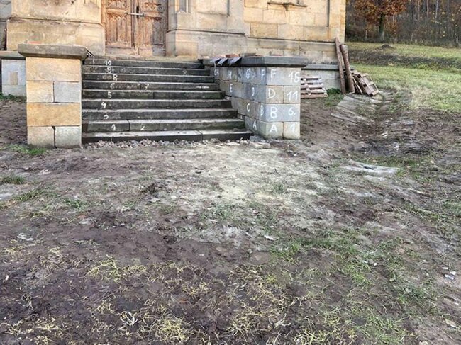 Obnovené vstupní schodiště