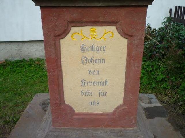 Obnovený sokl v obci Líska, na kterém bude stát socha sv. Jana Nepomuckého. 