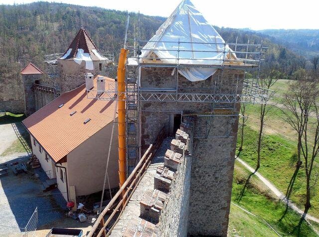 Z průběhu rekonstrukce střech hradu Veveří