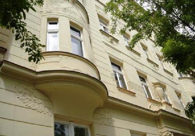 Na nových špaletových oknech v Korunní ulici na Vinohradech byly zachovány vyřezávané poutce i klapačky.