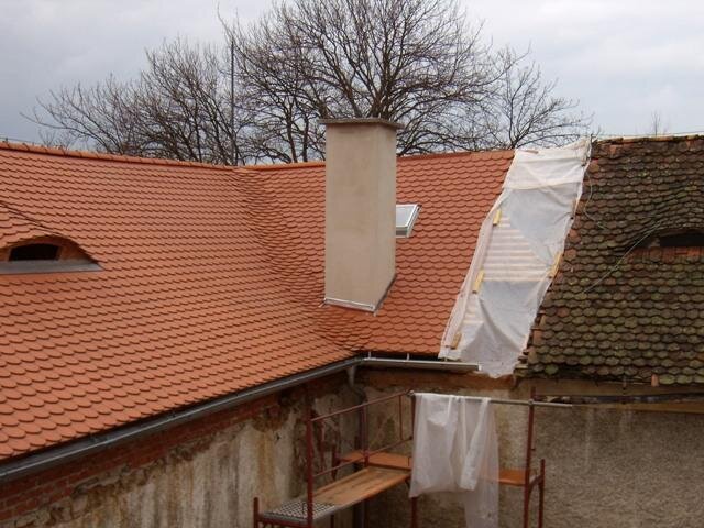 Detail na opravenou část střechy