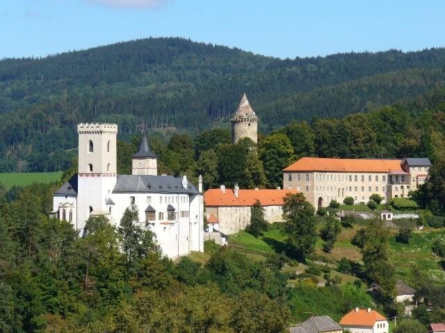 Dolní a horní hrad s Jakobínkou před restaurováním v roce 2012