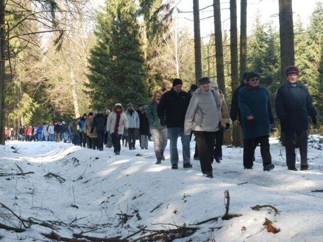 K odhalení a svěcení Demelovy kaple se vydalo 250 lidí.