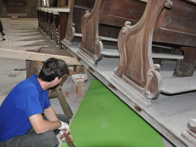 Lavice bylo třeba demontovat z podest a následně převézt do restaurátorské dílny.