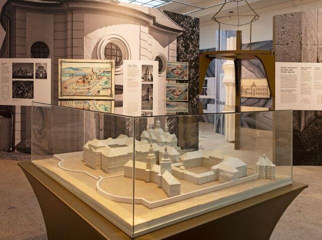 Modely Santiniho staveb tvoří páteř expozice věnované tvorbě věhlasného architekta.