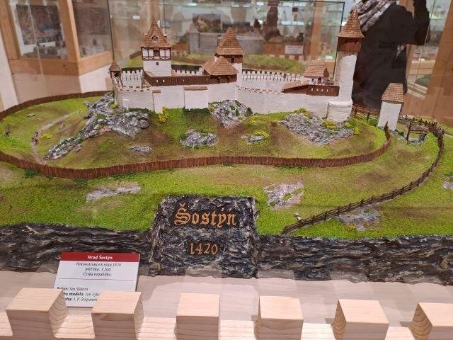 V expozici jsou zastoupeny i hrady z regionu, například hrad Šostýn od Jana Sýkory. 