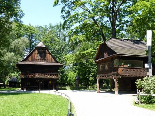 Valašské muzeum v přírodě – radnice (vlevo) a měšťanský dům v Dřevěném městečku. 