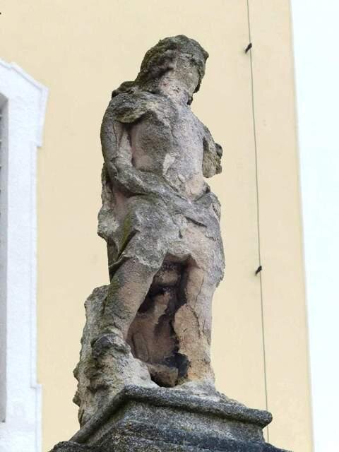 Torzo jednoho putto od Lazara Widemana je již zcela nečitelné. 