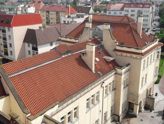 Původní stav střech nad kavárnou
