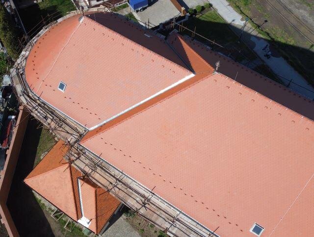 Pohled z ptačí perspektivy na nové střechy kostela
