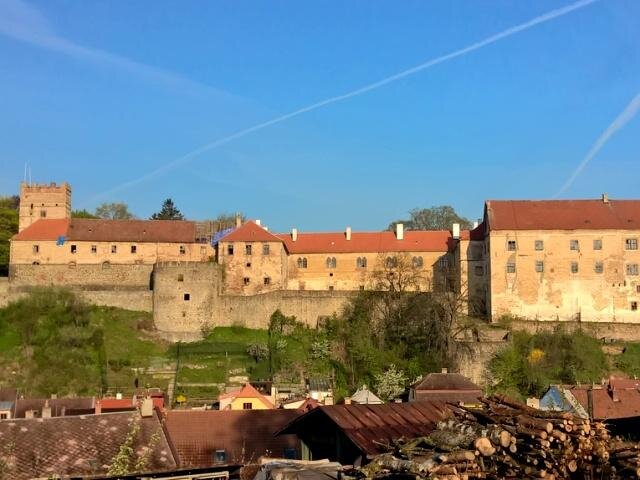 Renesanční zámek v Brtnici kromě stálých prohlídkových tras nabízí letos i jedinečnou expozici Černá smrt – historie morových ran.