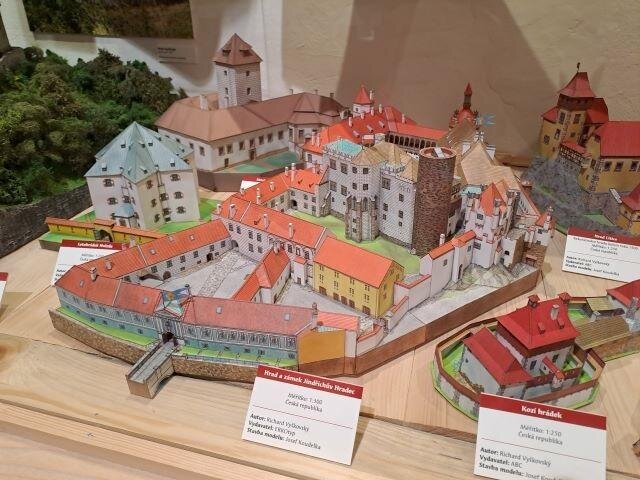 Mezi vystavenými památkami nemohou chybět ani modely papírového krále arch. Richarda Vyškovského . Na snímku jedna z jeho posledních prací, zámek Jindřichův Hradec.