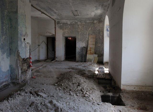 Někdejší expozice pravěku po vytrhání podlahových prken