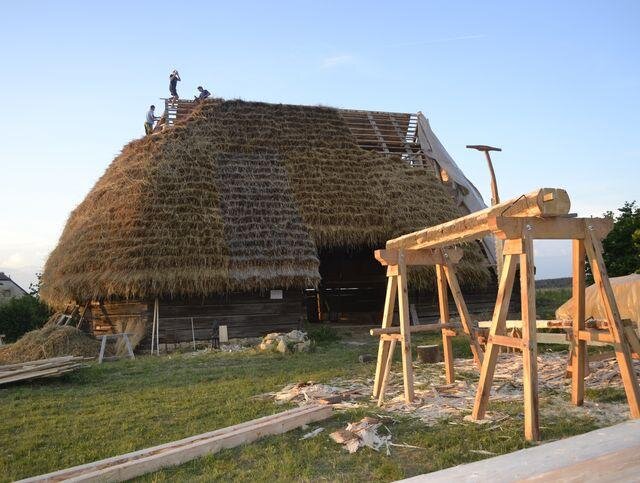 Na závěr rekonstrukce se pokládaly došky ze slámy.