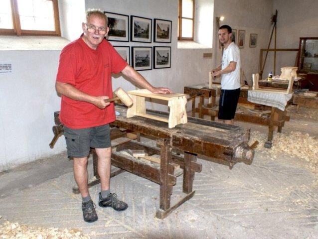 Účastníci kurzu při práci na cinkované stoličce