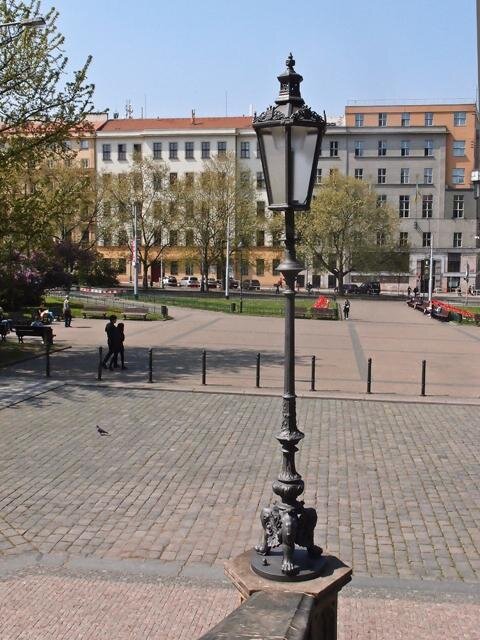 Kandelábry jsou osazeny po stranách schodiště.