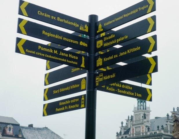 Nové turistické ukazatele v Kolíně navigují turisty k významným památkám města. 