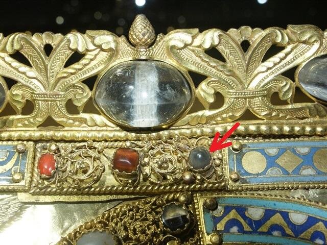 Umístění ropušího kamene na relikviáři (červená šipka)