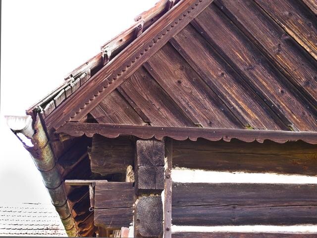 Detail profilované římsy