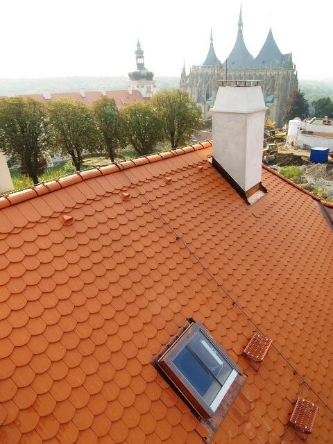 Bližší pohled na střechu s okny Solara KLASIK na realizaci v Kutné Hoře