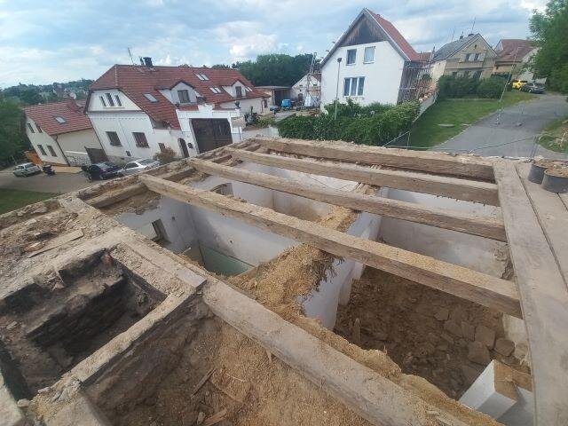 Nejprve se musel odstranit původní již nevyhovující krov.