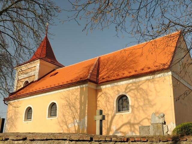 Kostel sv. Jakuba staršího v obci Vlkaneč po rekonstrukci s novou střešní krytinou Tondach