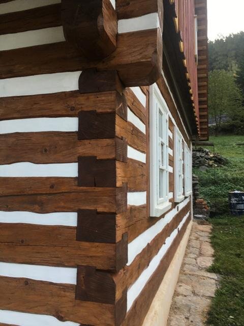 Pohled na nové roubení vesnického domu