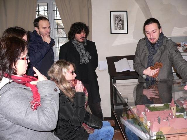 Prohlídka klášterů minoritů a klarisek začala u modelu dvojklášteří.