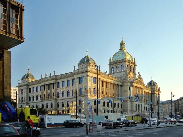 Budova byla postavena v letech 1885–1891 podle plánů architekta Josefa Schulze.