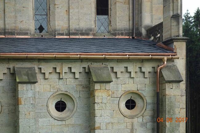 Obnovená střecha postranních lodí kaple