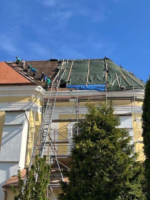 Z průběhu rekonstrukce střechy