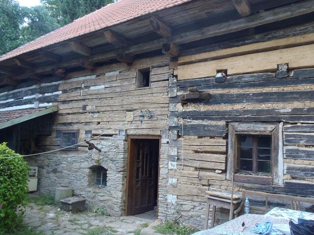 Celkový pohled na roubenou konstrukci