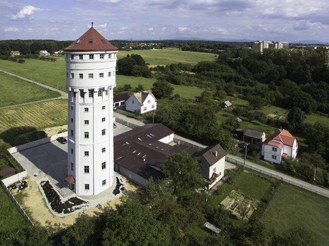 Fasádu karvinské věže tvoří hladká vápenná omítka.