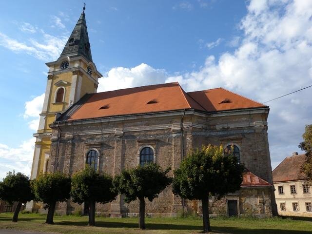 Bobrovky Tondach byly použity i při obnově střechy kostela sv. Stanislava ve Smidarech.