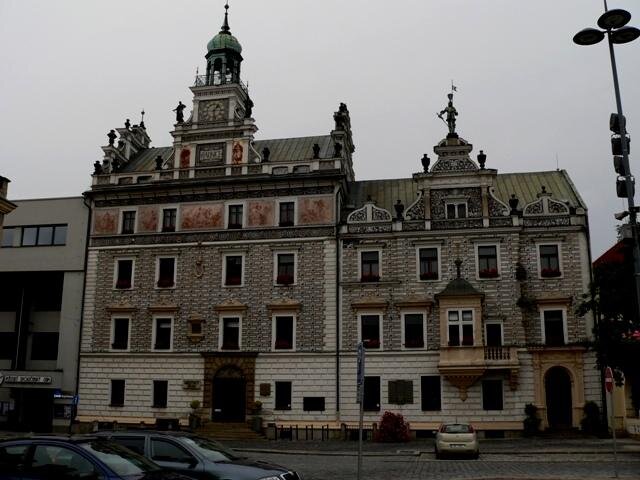 Nejvýstavnějšími objekty na Karlově náměstí v Kolíně jsou budovy radnice vyzdobené sgrafity.