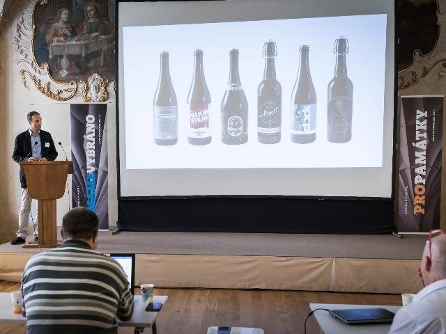 Aleš Kozák přiblížil naši loňskou fundraisingovou kampaň Pivo PROPAMÁTKY. 